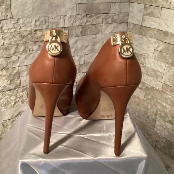 Michael Kors Hamilton Platform Pump - Picture 5 of 10